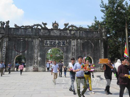 Du khách đến với Lễ hội mùa thu Côn Sơn - Kiếp Bạc năm 2015.